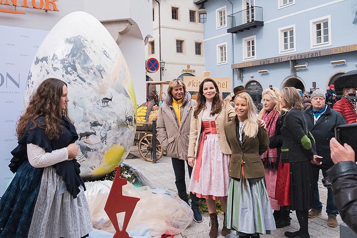 Andrea Pletzer-Gasser, Hansi Hinterseer, Mary-Ann Grimmenstein, Florentine Rosemeyer enthüllen riesiges Kunst-Osterei für den guten Zweck  ©Fotos: “Kitzbühel Tourismus”  